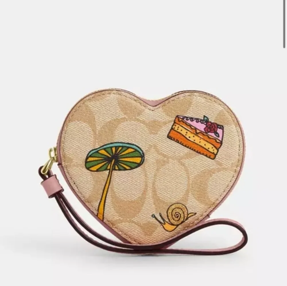 💛▪️Coach ▪️CU405 Coach X Observed By Us Heart Coin Case In Signature Canvas